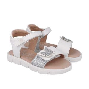 Sandalias abiertas de niña de piel con detalle de mariposa