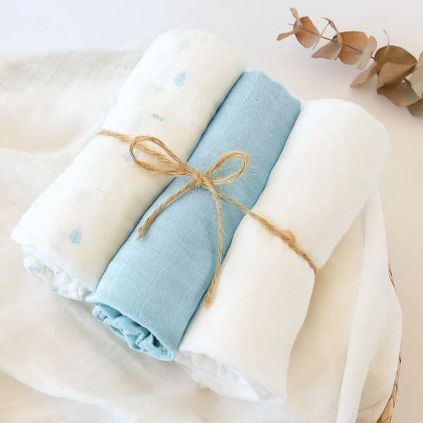 Set 3 muselinas azul, blanco y estampado 70x70cm KIOKIDS
